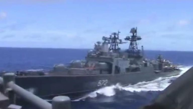 روسيا تقول انها طاردت سفينة حربية امريكية في خلاف حول المياه الاقليمية في بحر اليابان | اخبار العالم